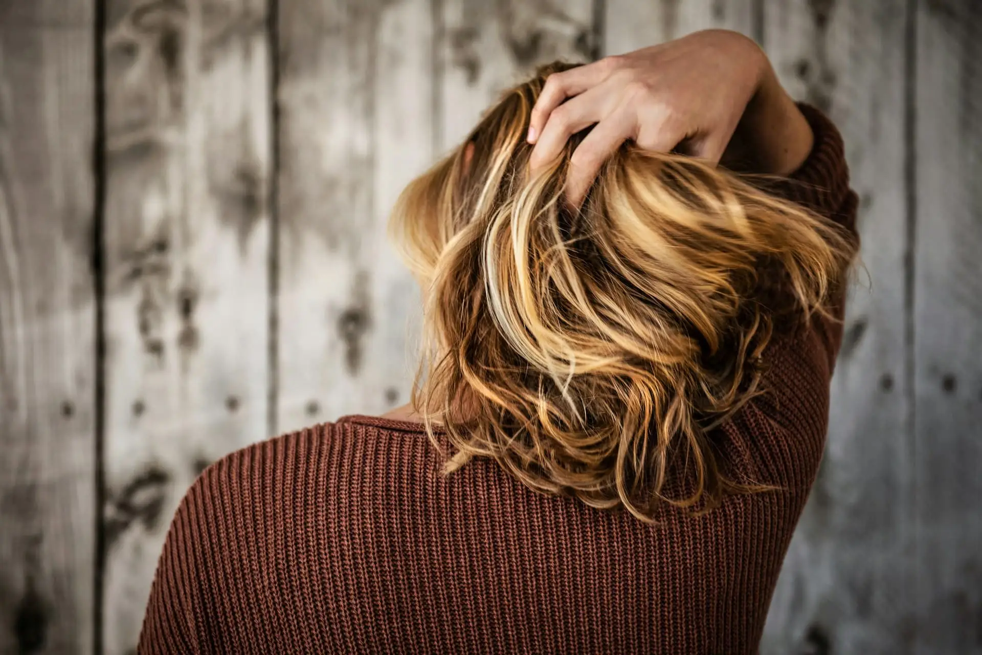 Een blonde coupe met natuurlijke valling