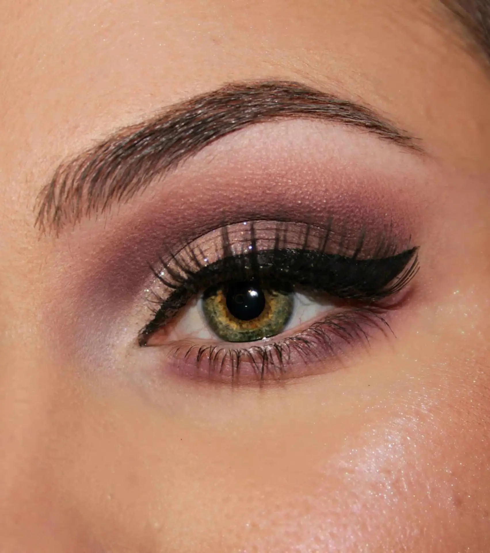 Inspiratie voor persoonlijke make-up en wenkbrauwstyling